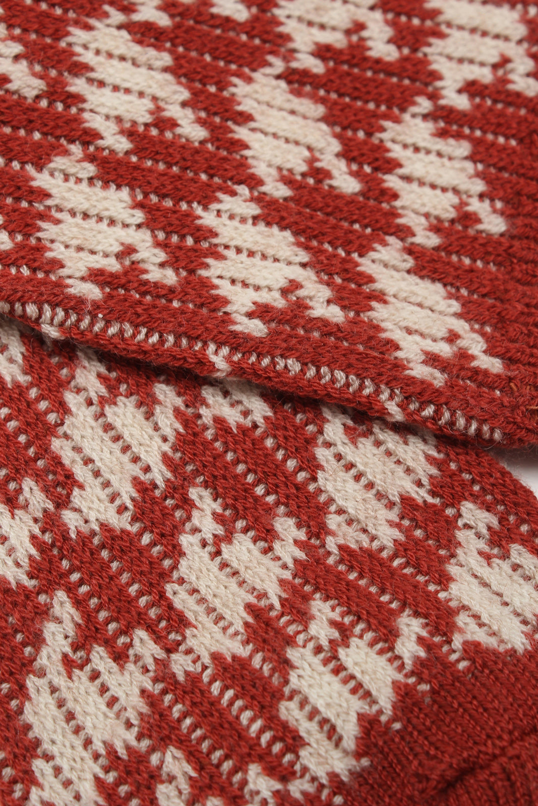 Red and white wool blend houndstooth socks_2