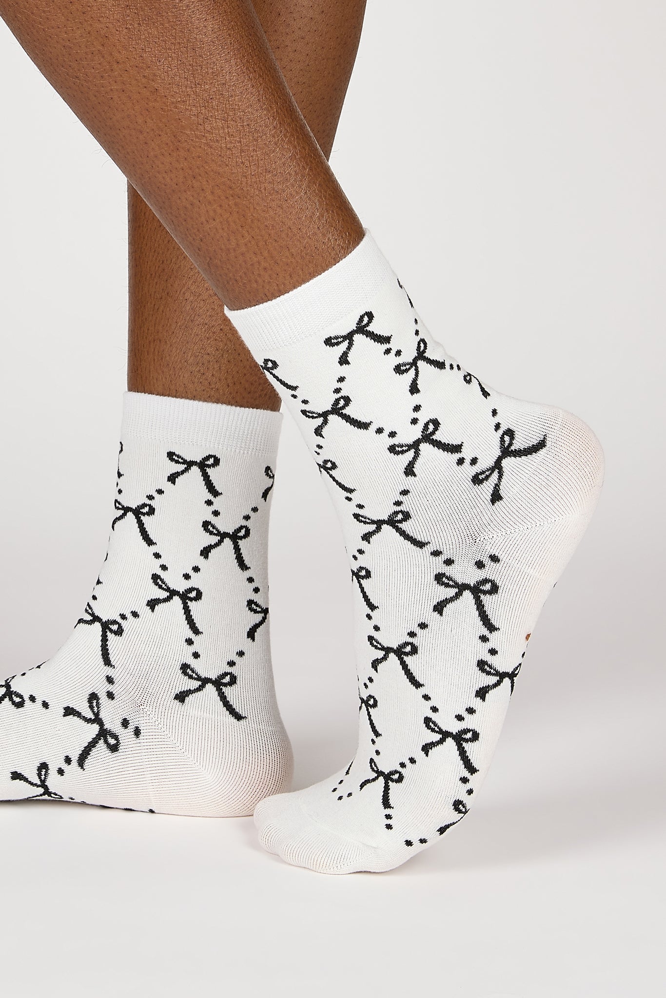 White and black ribbon and dots socks_1