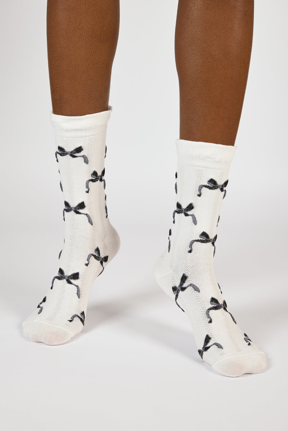 White and black wavy ribbon socks_2