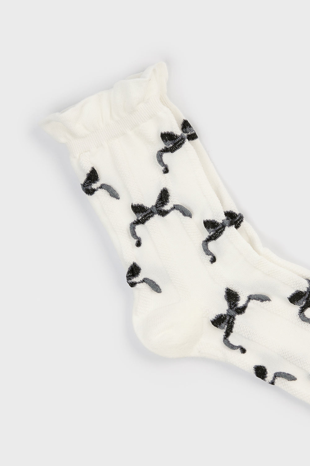 White and black wavy ribbon socks_4