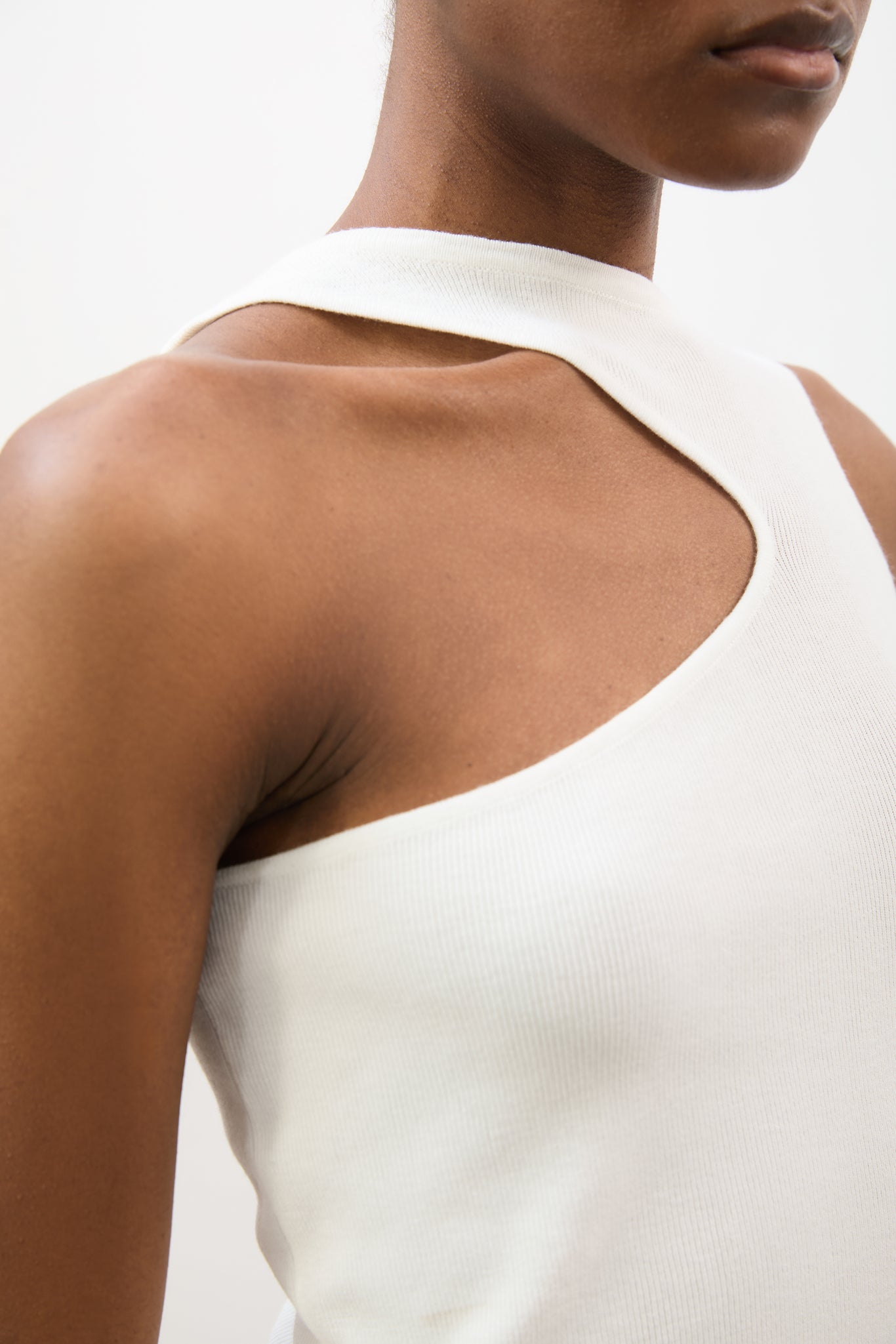 White asymmetric neckline knit tank_3