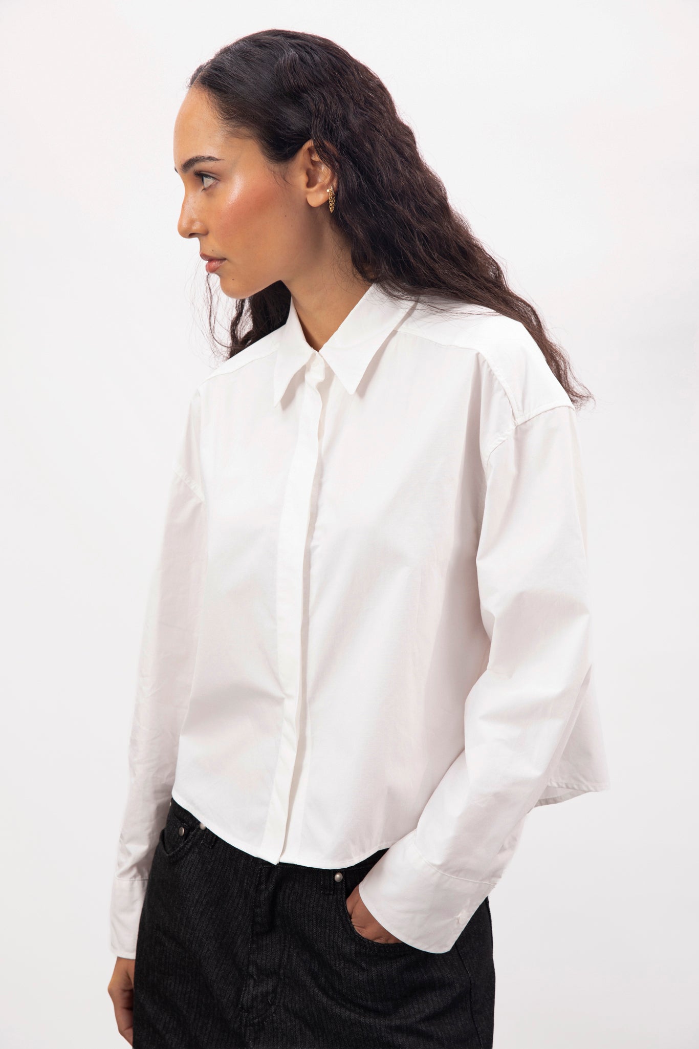 White cropped concealed button shirt_2