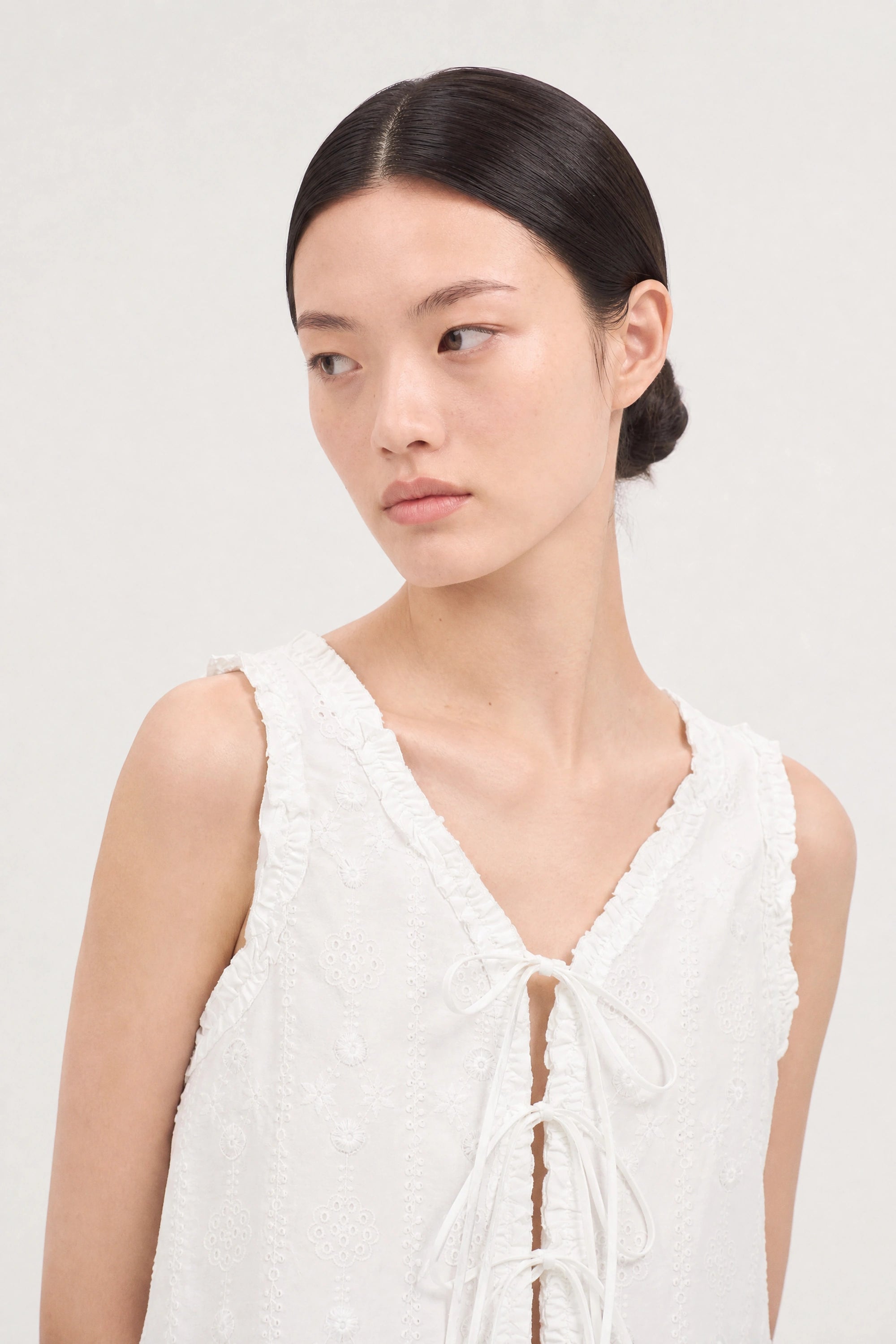 White embroidered tie front sleeveless top_3