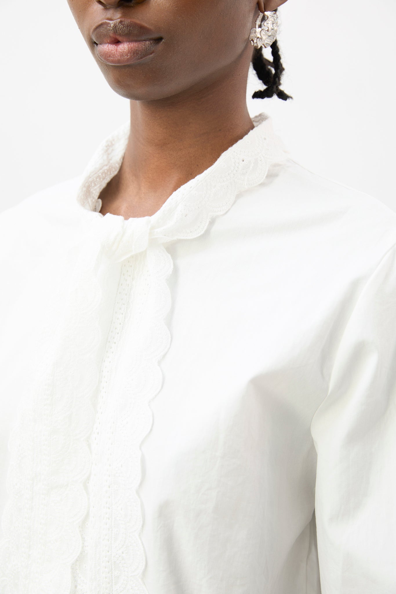 White eyelet lace detail bow tie shirt_4