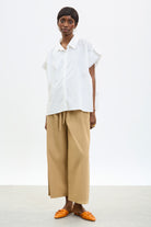 White gathered shoulder short sleeved shirt_4