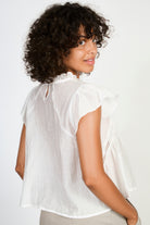White ruffle collar sleeveless blouse_3