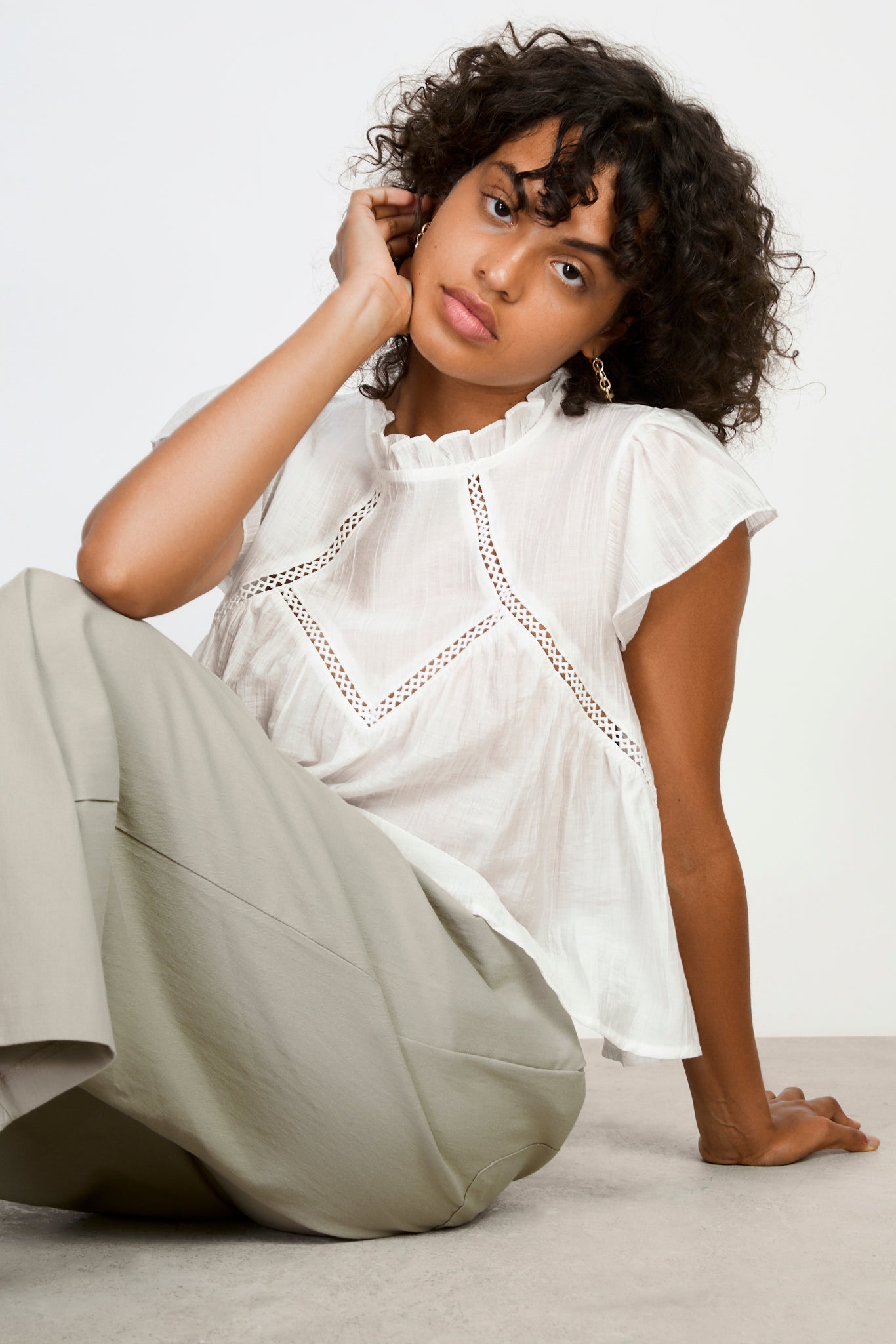 White ruffle collar sleeveless blouse_1