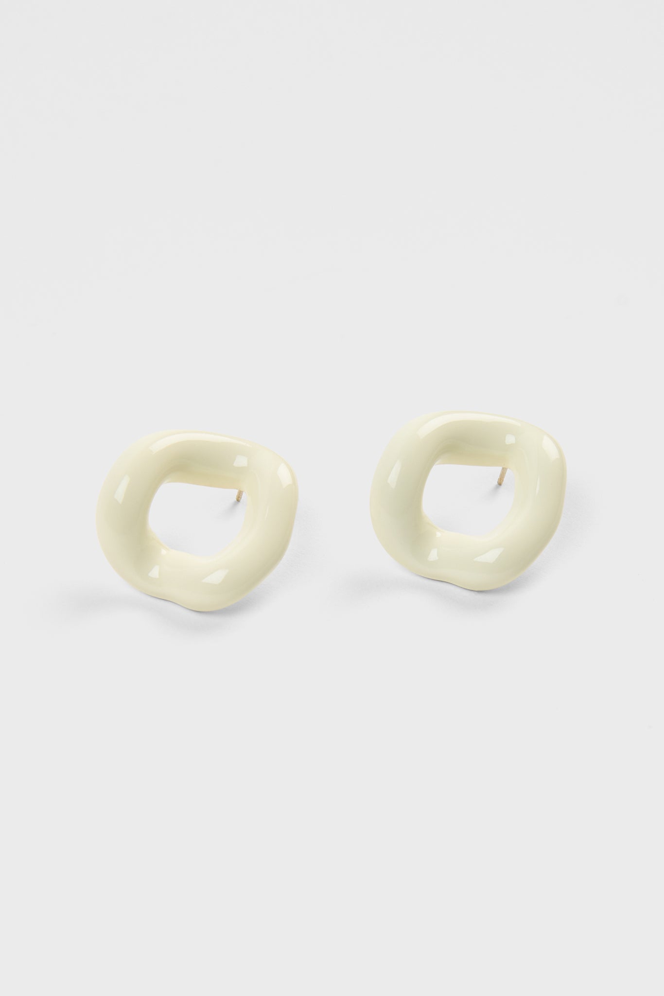 White thick organic circle earrings_1