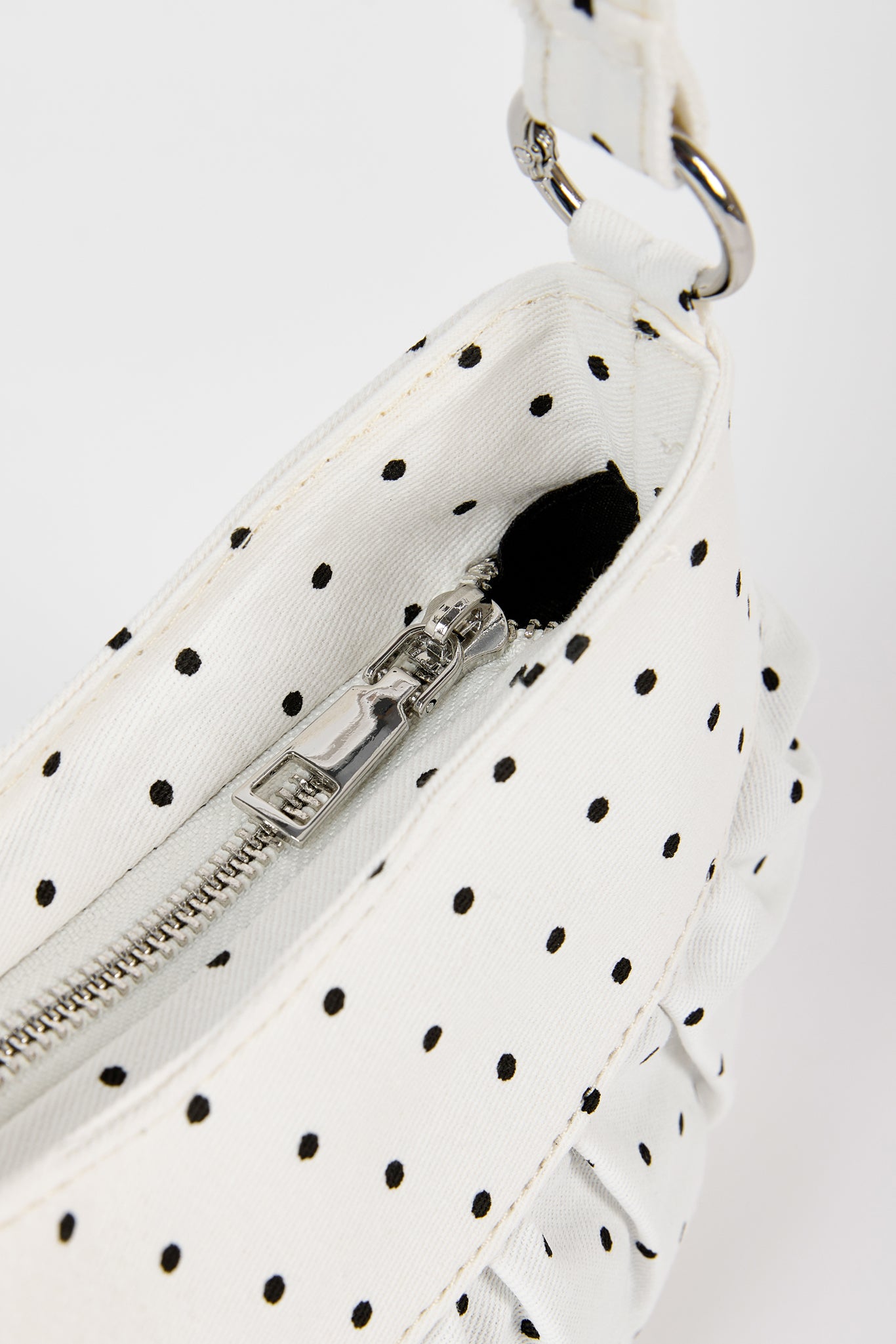 White tiny polka dot ruched curve shoulder bag_4
