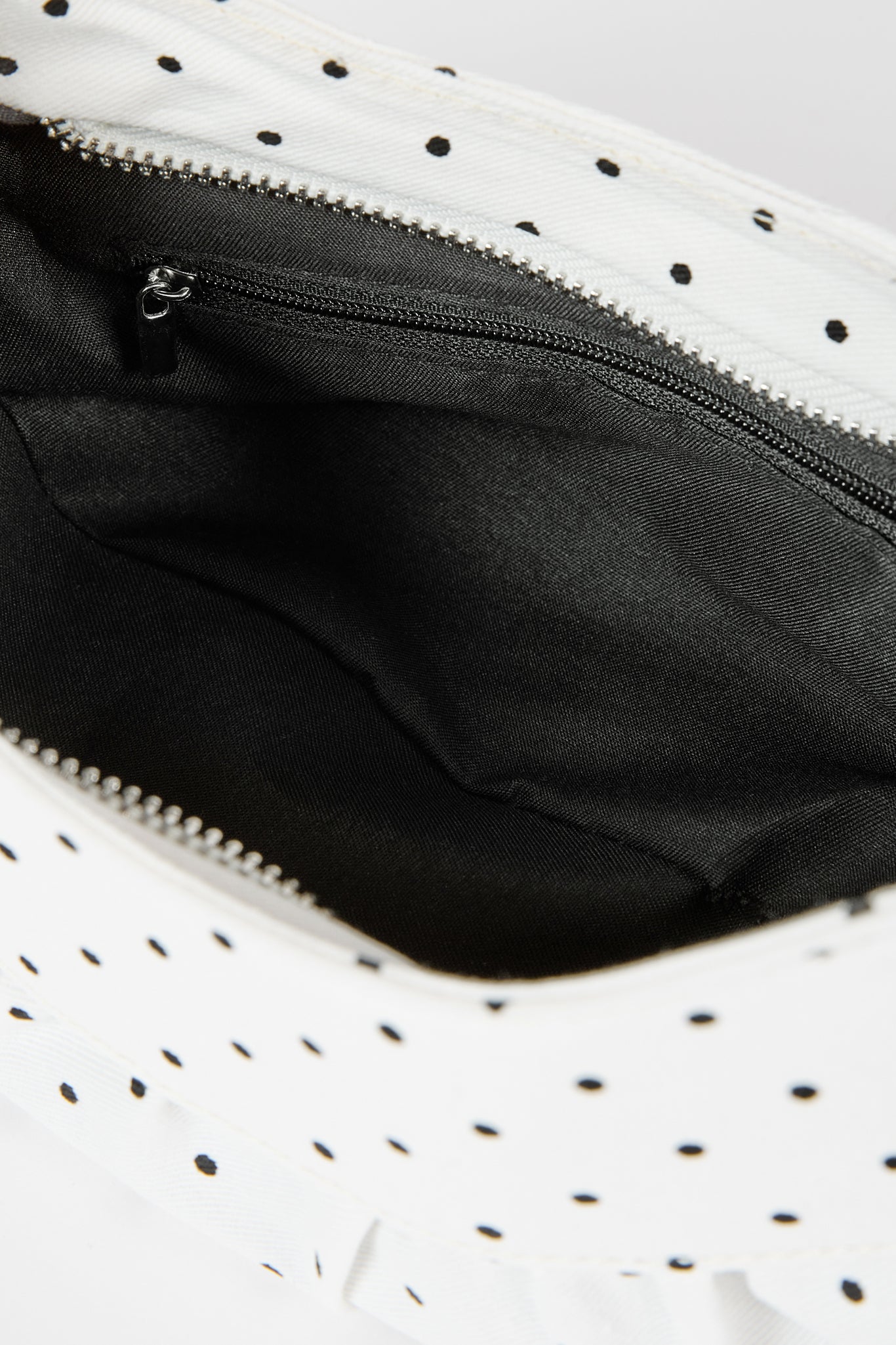 White tiny polka dot ruched curve shoulder bag_5