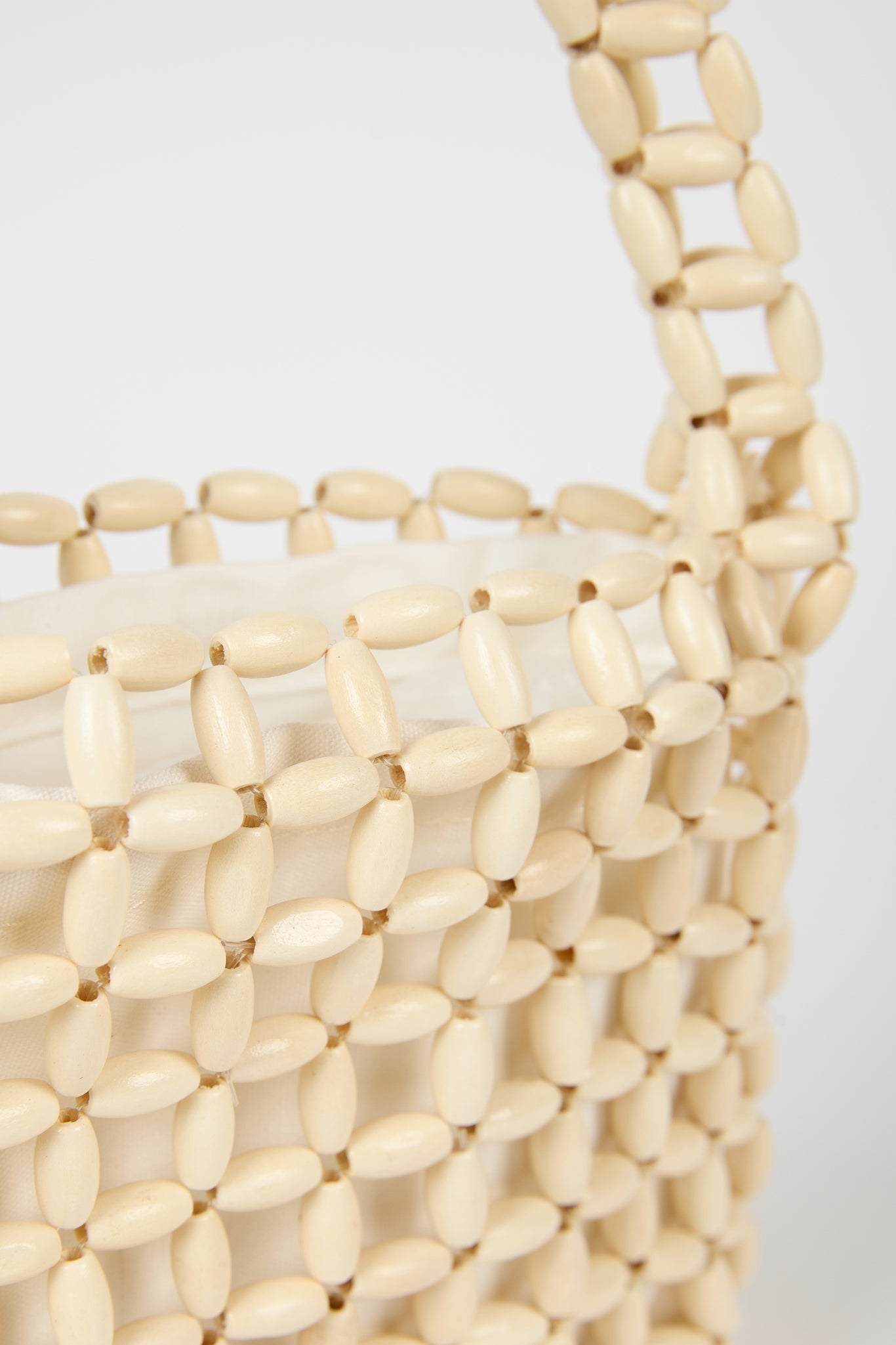 White wooden beaded mini shoulder bag_3