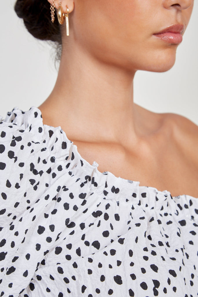 White and black polka dot one shoulder top_3