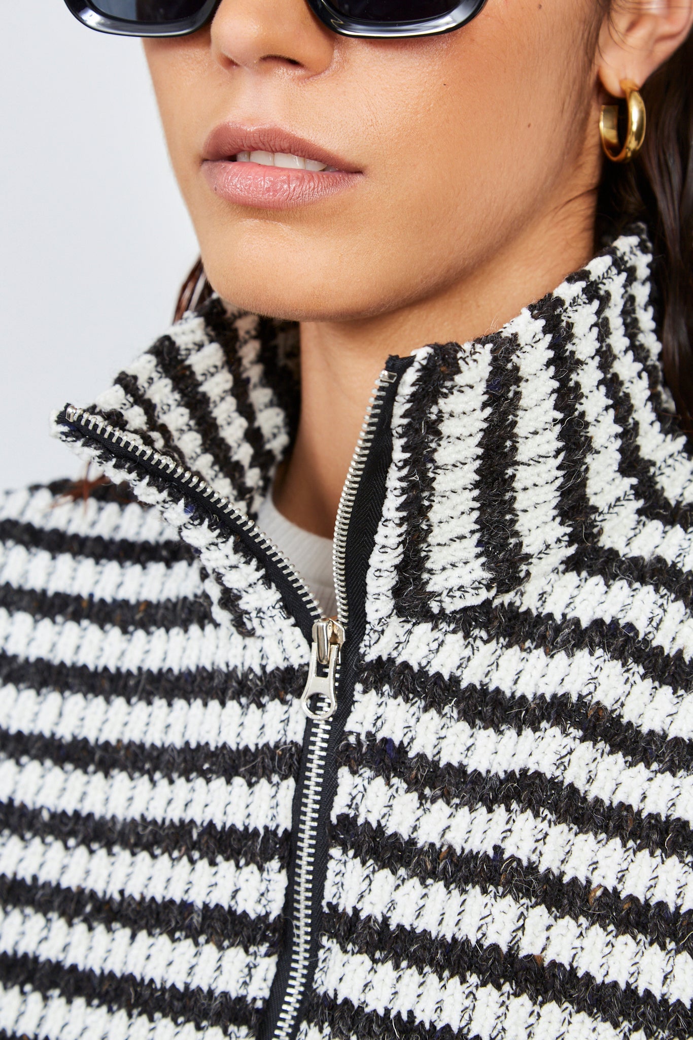 White and black woven stripe zip vest_4