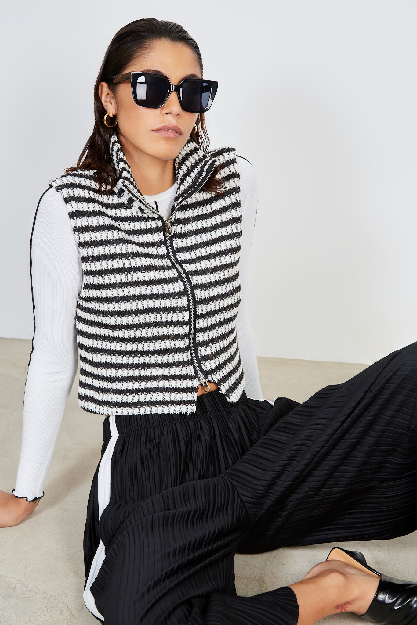 White and black woven stripe zip vest_1