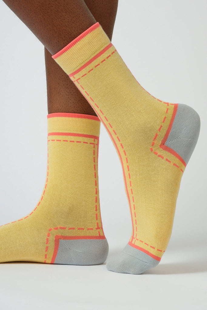 Yellow and blue dotted outline graphic socks_1