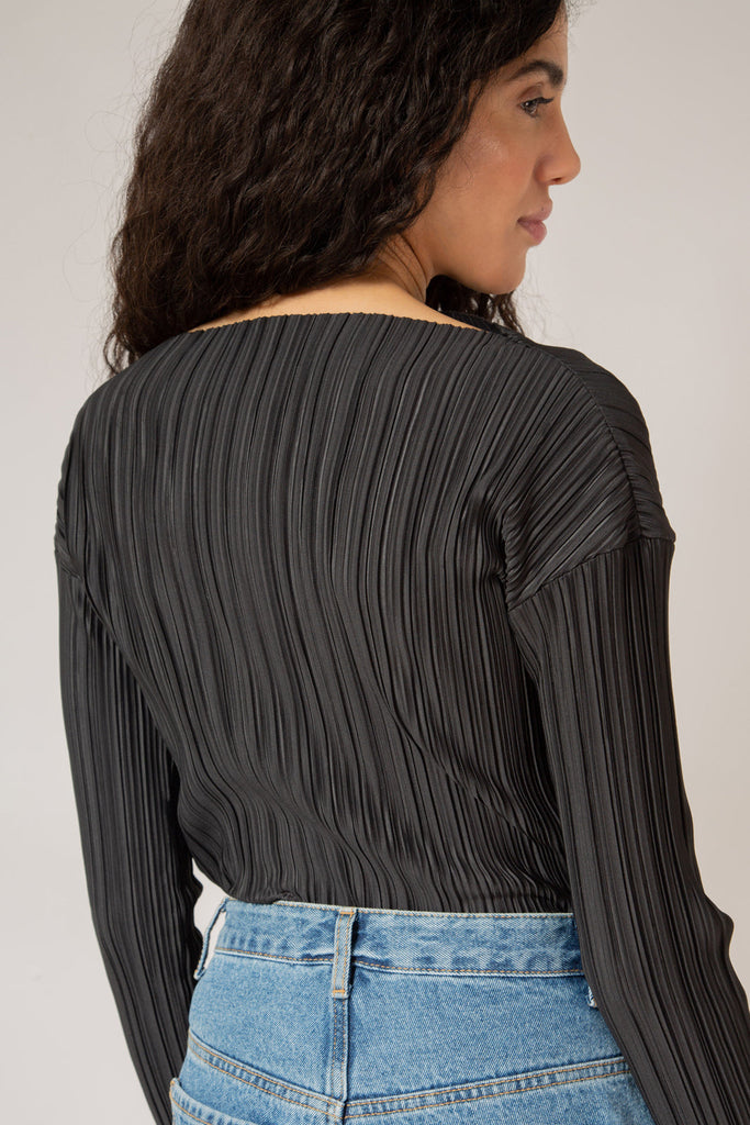 Black pleat ribbed wide neck top_7