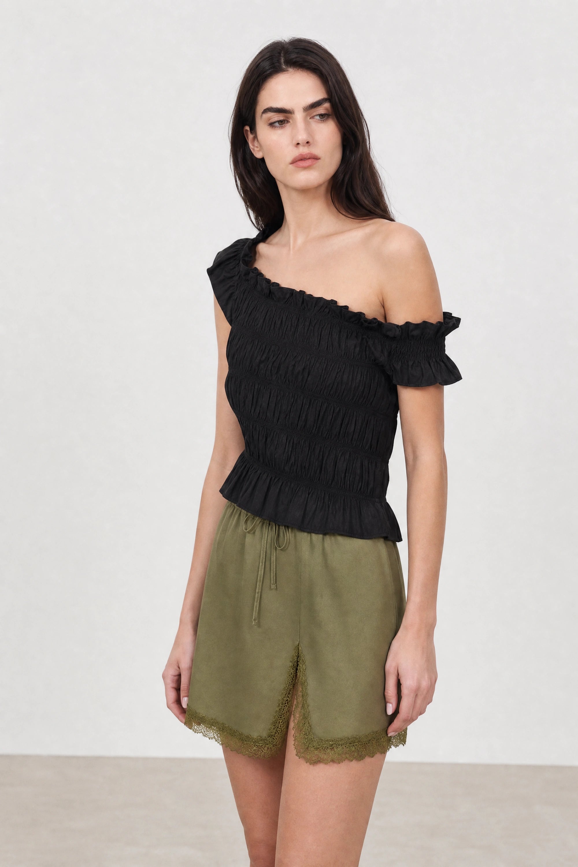 Black wide ruched asymmetric tank_1