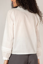 White ruffle trim blouse_10